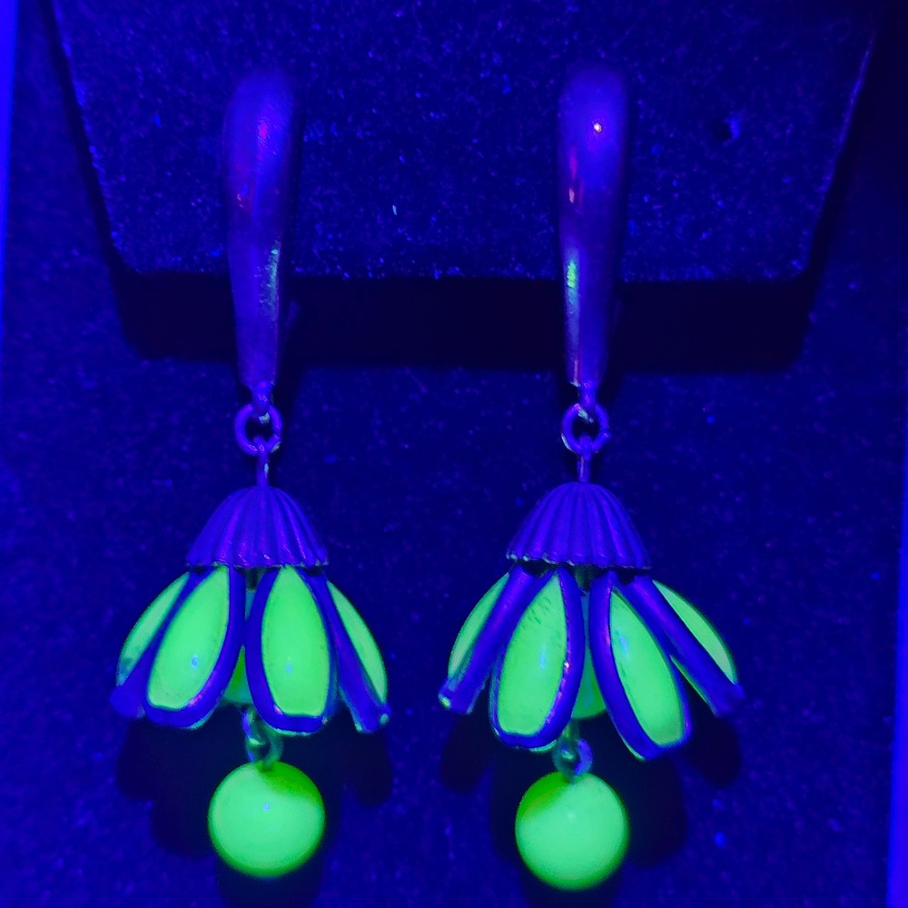 Vintage Crown Trifari UV Glow Uranium Glass Style Gold Tone Flower Drop Earrings